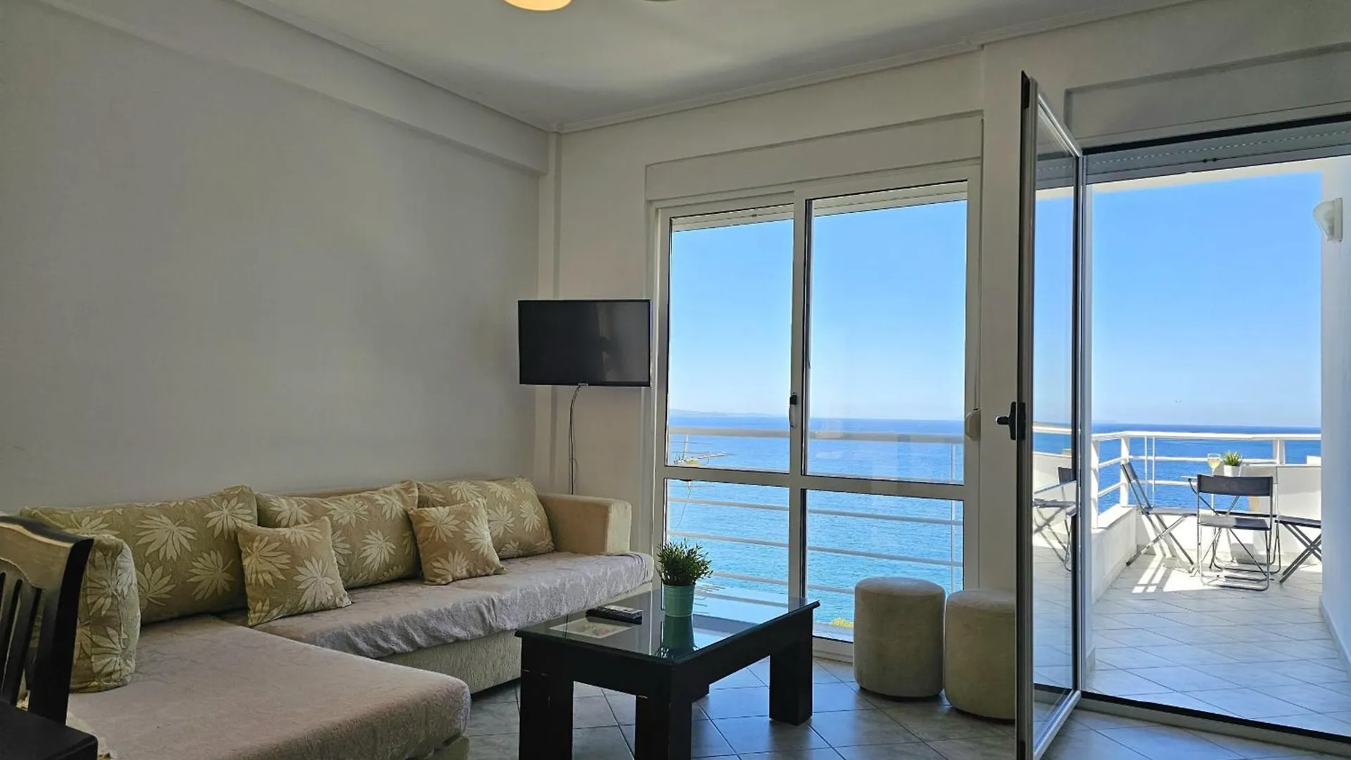 Blue Apartment Sarande 0*,